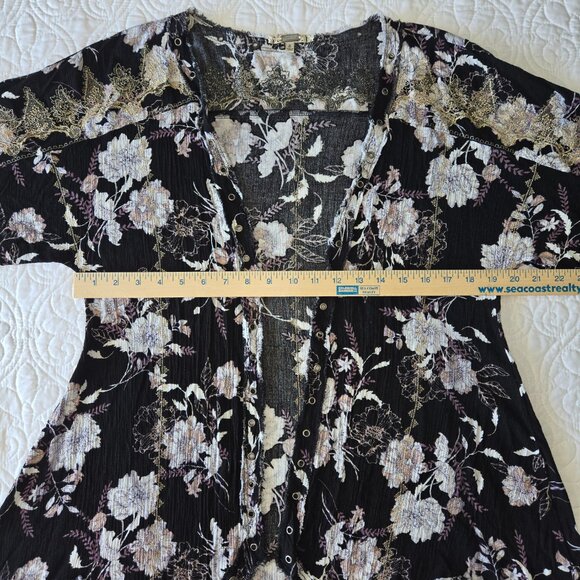 Gimmicks Embroidered Floral Eyelet Kimono Top with Shark Bite Hem Misses size S - Picture 14 of 15